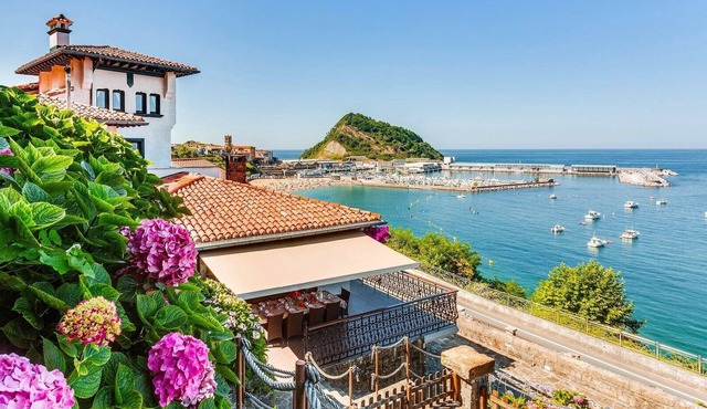 MAGNIFICENT VILLA WITH GARDEN IN FRONT OF THE SEA, FREE WIFI, LIBRARY, FIREPLACE.