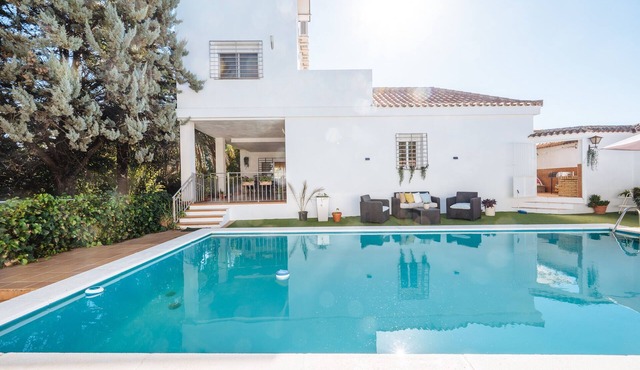 Magnificent Villa with large pool and garden with 100% private views in Seville