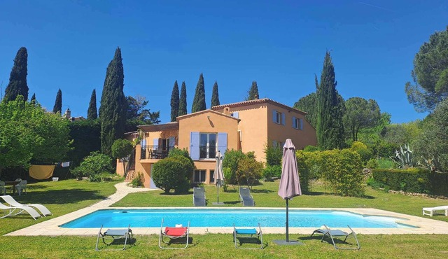 Magnificent villa with swimming pool for rent for 12 people