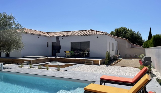 Magnificent villa with swimming pool in provence