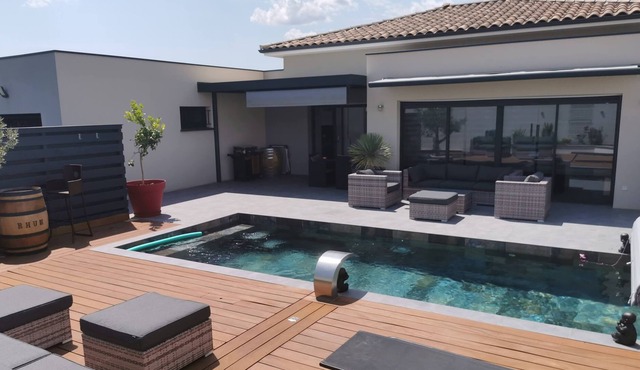 Magnificent villa with swimming pool in a quiet location