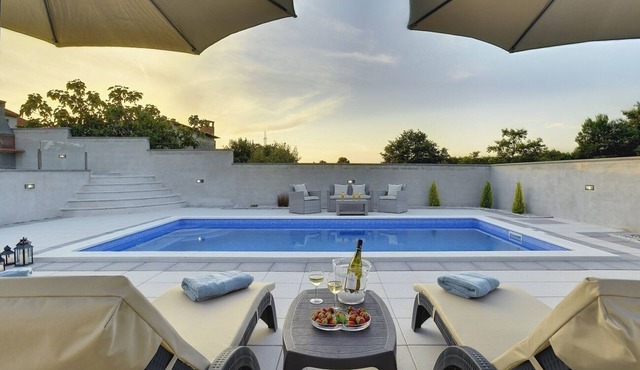 Magnificent villa with private pool, outdoor kitchen with barbecue
