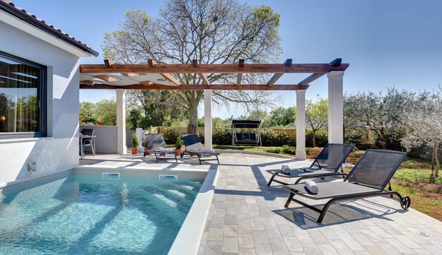 Magnificent villa with private pool, sunbeds and barbecue