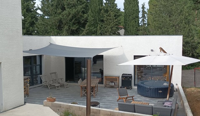 Magnificent villa with jacuzzi and billiards