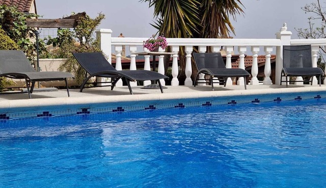 Magnificent villa with private pool and exceptional views, ideal for families.