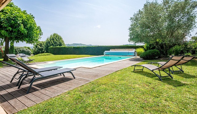 Magnificent villa with swimming pool