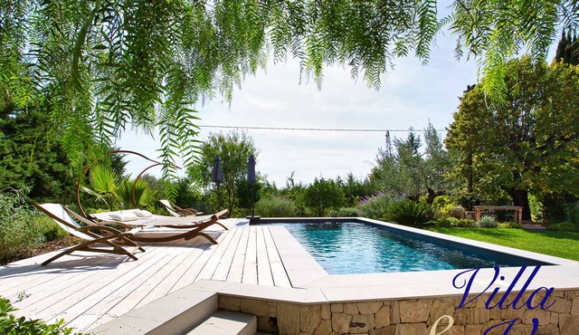 Magnificent villa with swimming pool and sea view!