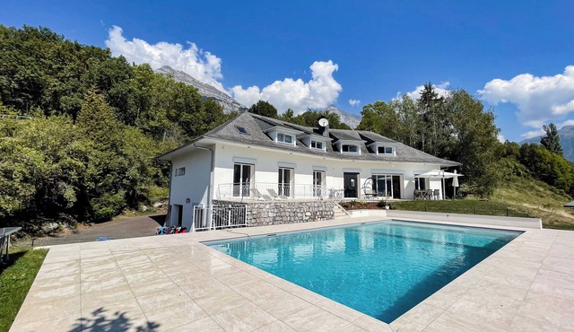 Magnificent villa with swimming pool