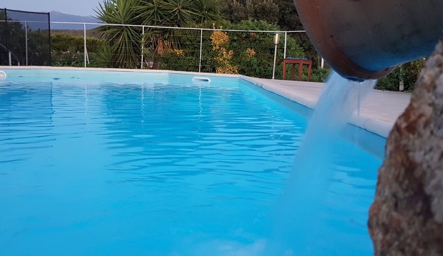 Magnificent villa with swimming pool and wooded garden