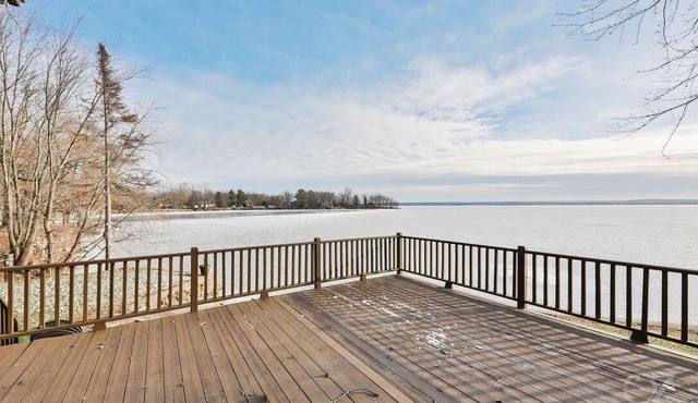 Magnificent waterfront cottage on Ottawa river