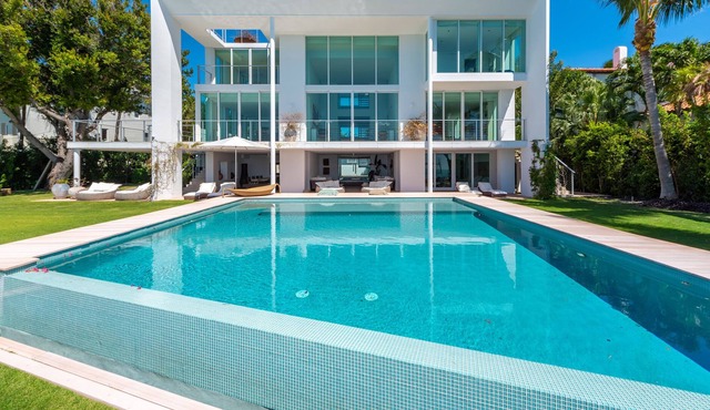 Magnificent waterfront residence in Key Biscayne