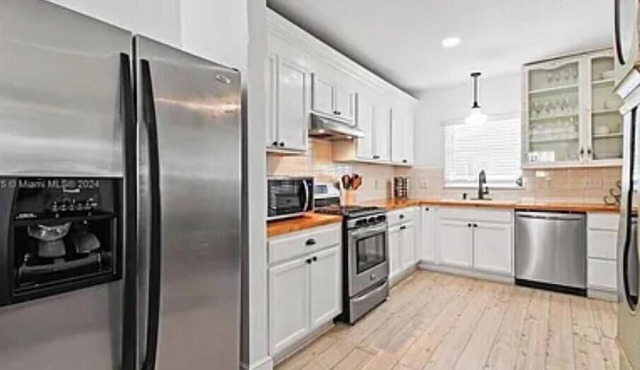 Magnificent 'Windsor House!' 1934 Tudor style historic cottage