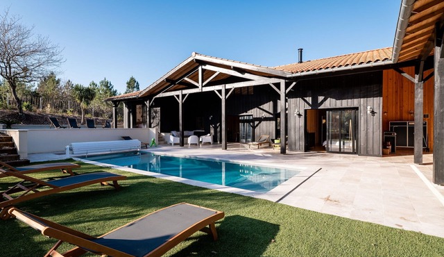 Magnificent wooden Villa Golf Biscarrosse with swimming pool