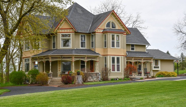 Magnificently restored, charming, 8+ Bed-Victorian on a beautiful 1.5 acres.