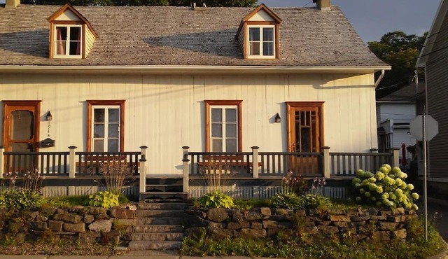 Magnificient antique French-Canadian house on the shore of St.Lawrence(31 days+)