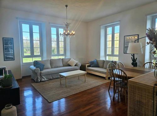 Magnifique appartement lumineux dans château avec piscine