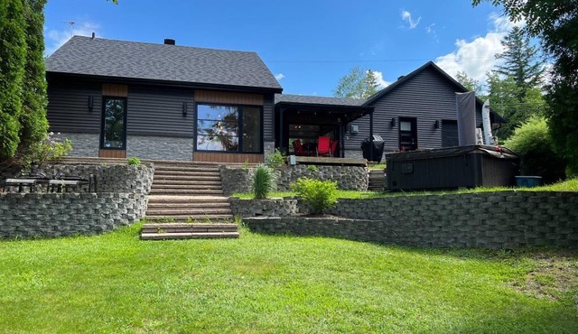 Magnifique chalet au bord de l'eau à Alma