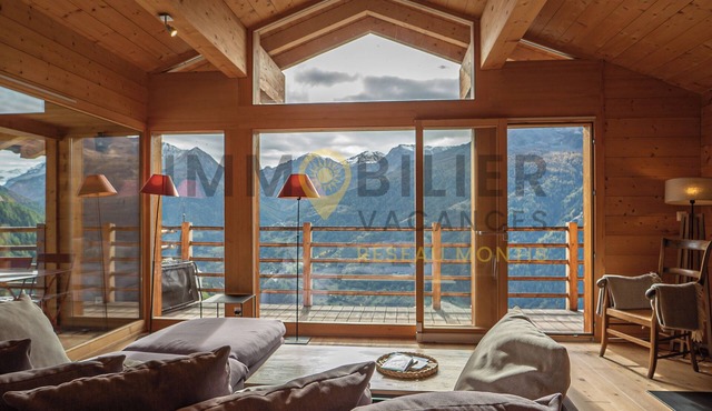 Magnifique chalet idéalement situé juste au-dessus du centre du village, vue panoramique sur les toi
