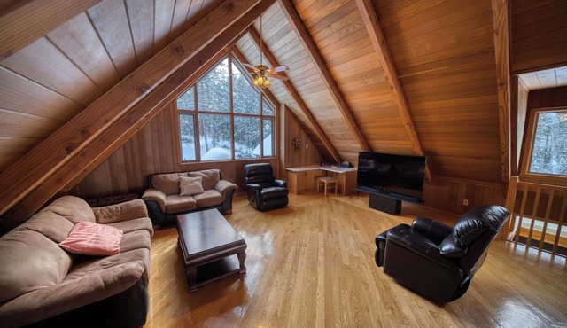 Magnifique Chalet sur le Lac, Terrain Boisé et Ruisseau, spa et Salle de jeu