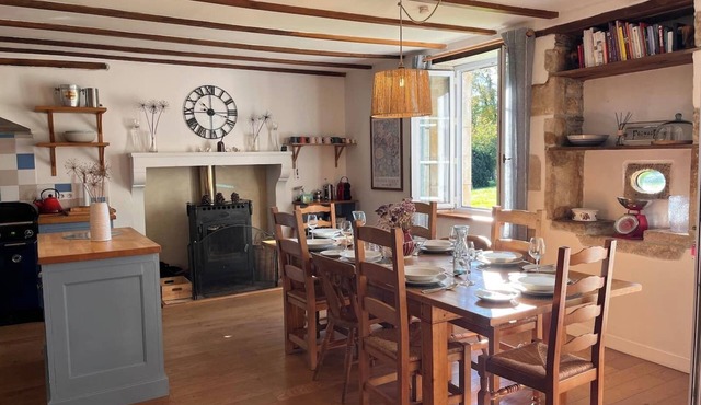 Magnifique et confortable gite à la campagne pour 13 personnes avec piscine chauffée situé à Nanteuil en vallée en Charente pour 10 à 13 personnes Entre 320€ et 380€/nuit selon la saison.