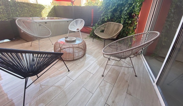 Magnifique F2 Neuf Climatisé au Rez-de-chaussée Avec Jacuzzi