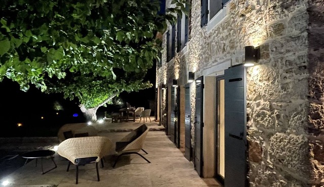 Magnifique Mas provençal du 18ème siècle alliant pierres et charme contemporain