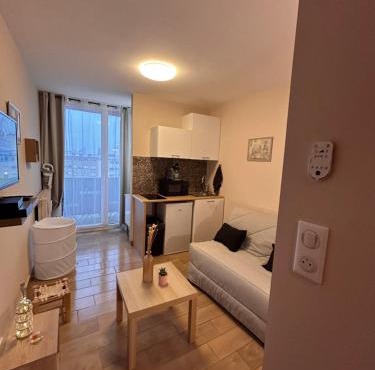 Magnifique studio neuf avec balcon