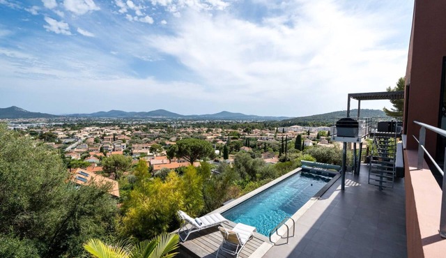 Magnifique Villa Dans les Hauteurs Avec vue Imprenable, Piscine et Jacuzzi