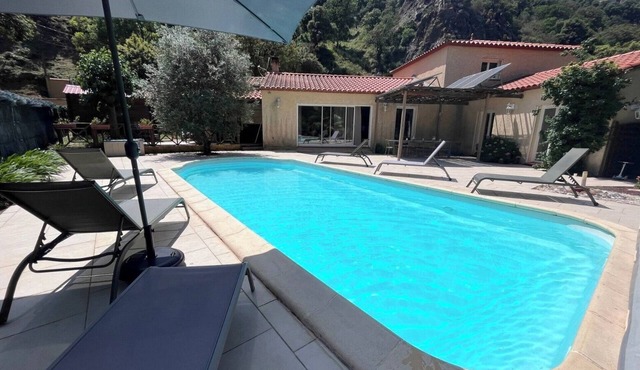 Magnifiquement calme, villa spacieuse de 4 chambres avec piscine privée