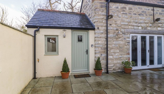 MAGNOLIA BARN, pet friendly, character holiday cottage in Mark