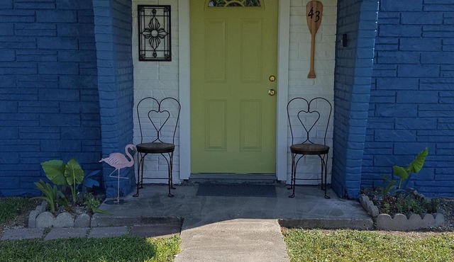 Magnolia Beach cottage good for families or fishing groups