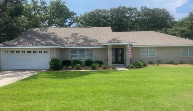 Magnolia Breeze! Pet Friendly with Pool! 3 miles to Pensacola Beach!