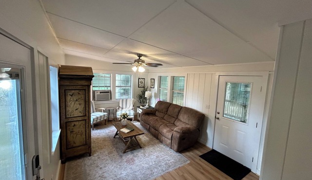 Magnolia Cabin - Peaceful, Relaxing Getaway Nestled on the Farm