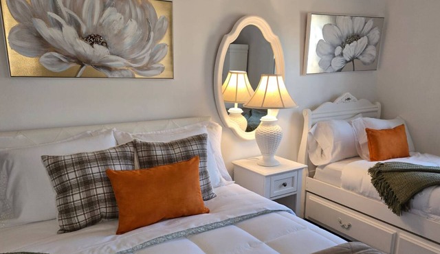 MAGNOLIA Charming 2-bedroom farmhouse in lovely Summerfield, NC with AC, WiFi.