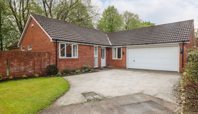 MAGNOLIA CORNER, pet friendly, with a garden in Tickhill