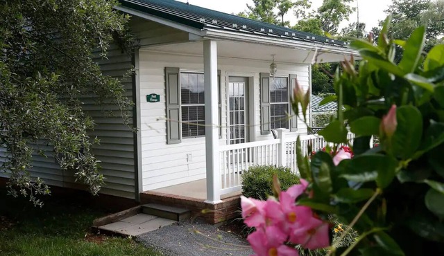 Magnolia Cottage - By the Side Of the Road Inn and Cottages