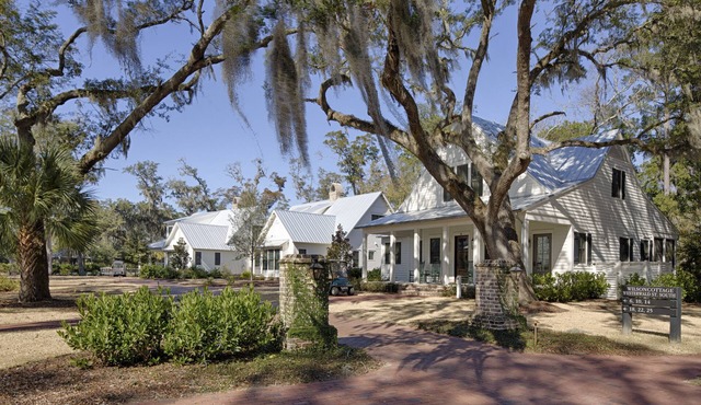 Magnolia Cottage - Dual Master Bedrooms, Fire Pit, Fenced Yard and Peloton incl