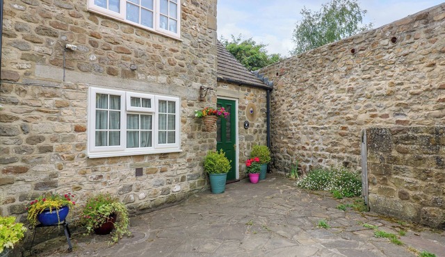 MAGNOLIA COTTAGE, family friendly, with a garden in Masham