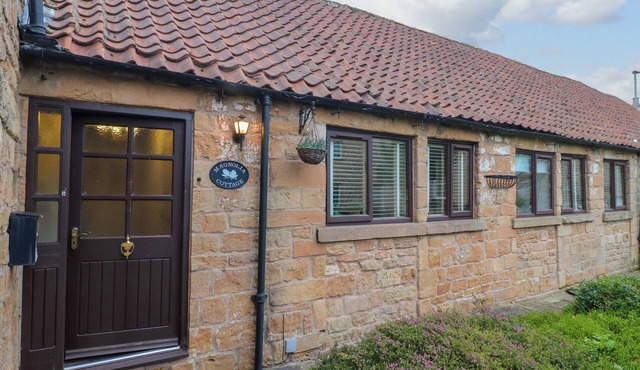 MAGNOLIA COTTAGE, pet friendly, with a garden in Kirkby-In-Ashfield