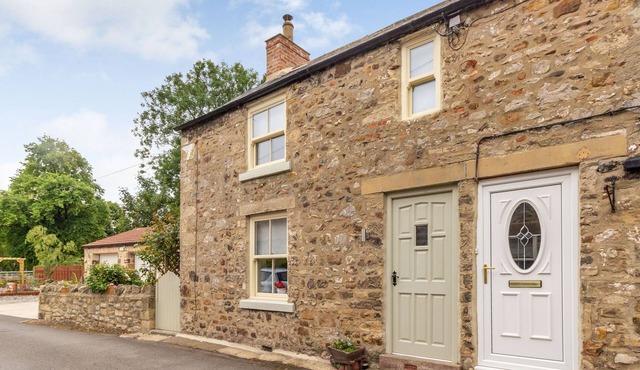 MAGNOLIA COTTAGE, with open fire in Barton