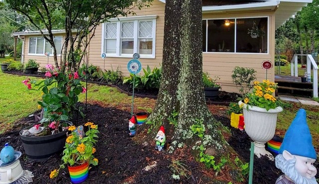 Magnolia Gnomes and Gardens, Large Fenced yard and Pets Stay Free!