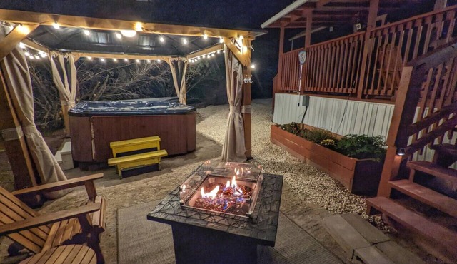 Magnolia - Hot Tub Gazebo - City Escapes Cabins