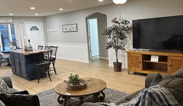 *Magnolia inn* updated condo, centrally located. Pet friendly! Boat/RV parking
