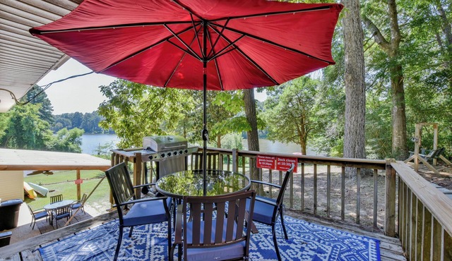 Magnolia Lake House-family friendly, close to UofA, and gorgeous lake views!