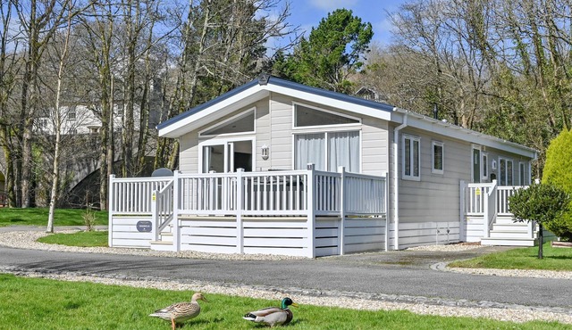 MAGNOLIA LODGE, family friendly, with hot tub in Saltash