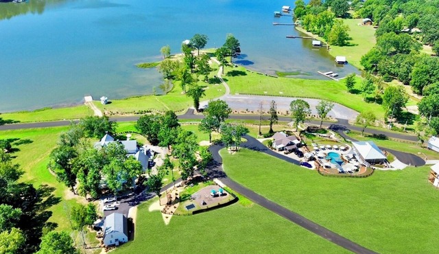 “Magnolia Overlook” Lakefront Resort Sleeps 90+! 2 Pools, Hot tubs, kayaks, etc!