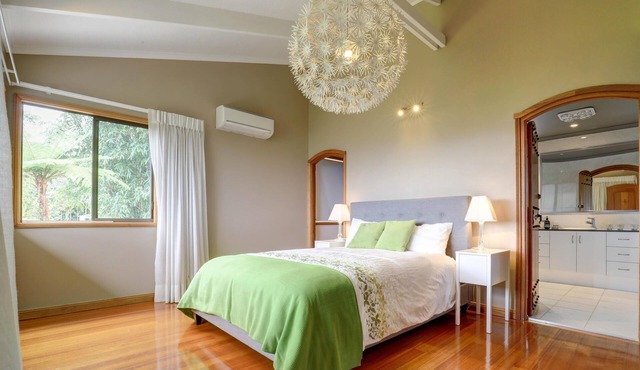 Magnolia - Panoramic Glass House Mountain Views