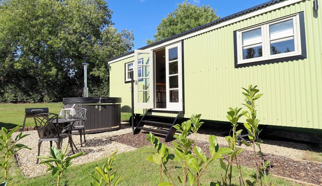 MAGNOLIA, pet friendly, with hot tub in Waltham