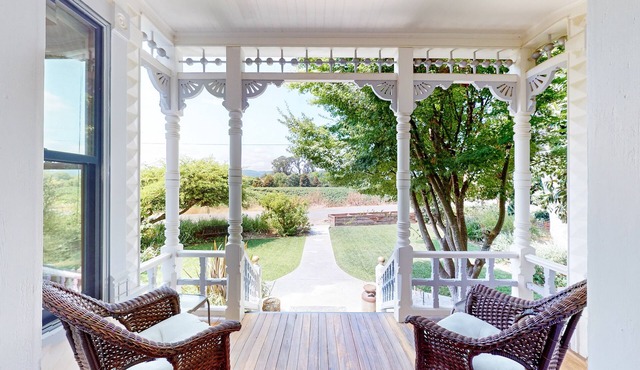 Magnolia Ranch Vineyards | Historic house in Healdsburg with lovely private yard