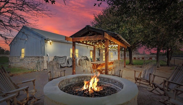 Magnolia Ranch Waco, a 42-acre Luxury Ranch Retreat & tiny home, sleeps 15, pool